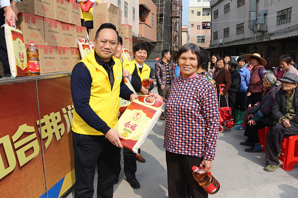 哈弗潤滑油向村民發(fā)放新年物資并送上新春祝福